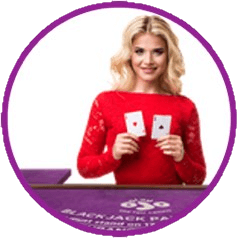 Live dealer håller upp två spelkort i Play ojo live casino.