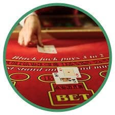 Delar ut kort i live casino blackjack