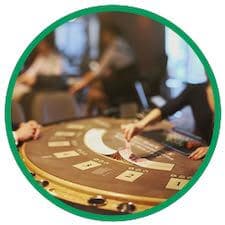Dealer blandar kort vid bord med bra odds i blackjack