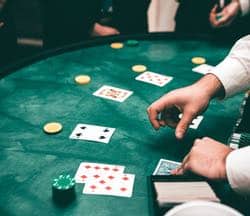 Blackjackbord med dealer som delar ut kort