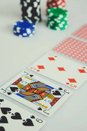 Utlagda spelkort och casinomarker