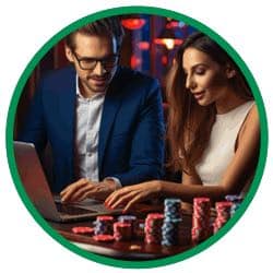 En man och en kvinna sitter vid en dator och spelar spel om pengar