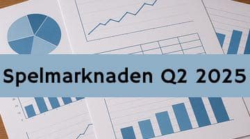 Utspridda papper som visar stapel-, linje- och cirkeldiagram. Över bilden ligger ett textband där det står ”Spelmarknaden Q2 2025”